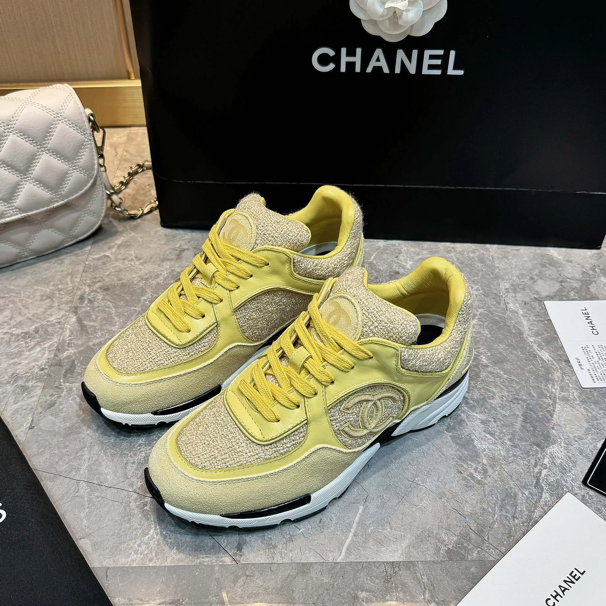Men's shoes pP700! Chanel Chanel - 2024 counter top casual sneakers This classic design; the upper is embroidered with various techniques; the outsole is fashionable and sporty; the outsole is stylish and sporty; it incorporates a variety of color matching elements... The diversified mix and match is very good-looking and versatile, casual, fashionable, sports, and outdoor can be taken into account... ꫛꫀꪝ Go➫ Material: ❶Upper made of: original imported high silk cowhide suede + small fragrance fabric ❷Inner use: Original imported breathable sheepskin lining ❸ Outsole based on: Original TPU combination outsole Special counter boutique packaging complete set Women 35–41 Men 38-45